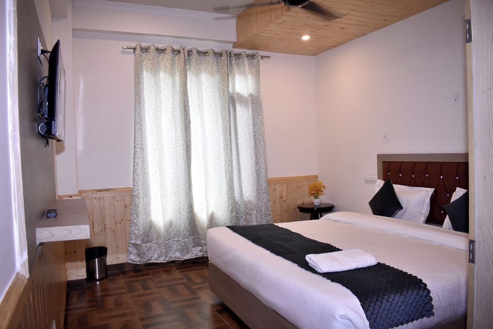 Deluxe Room | Desk, laptop workspace, free WiFi