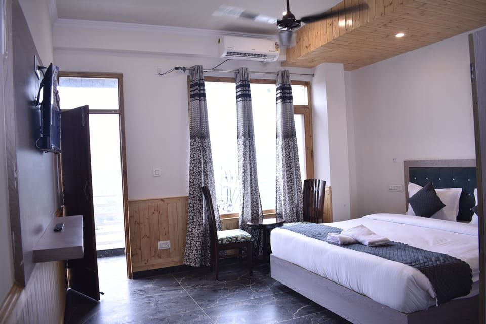 Standard Double Room | Desk, laptop workspace, free WiFi