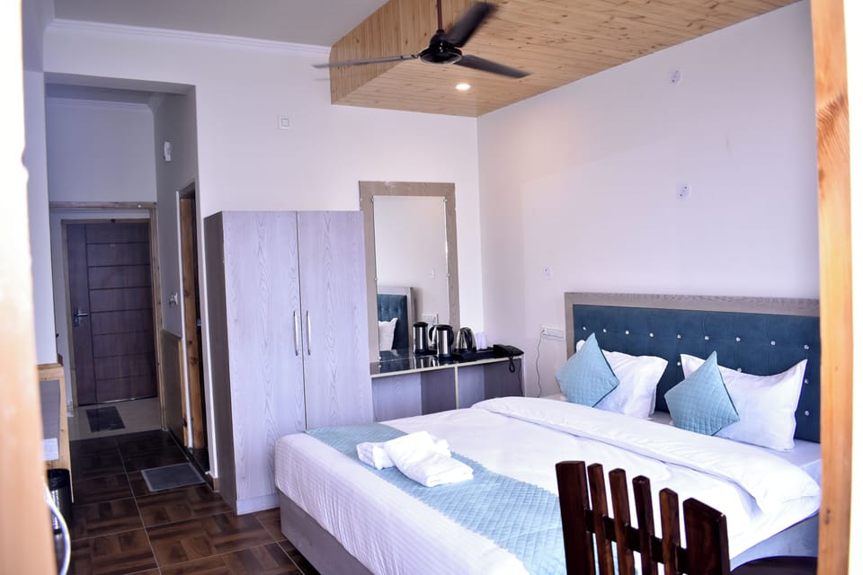 Standard Double Room | Desk, laptop workspace, free WiFi