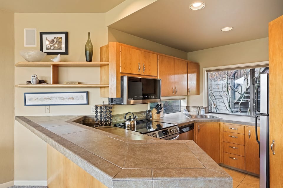 Condo, 2 Bedrooms | Private kitchen | Fridge, oven, coffee/tea maker, toaster