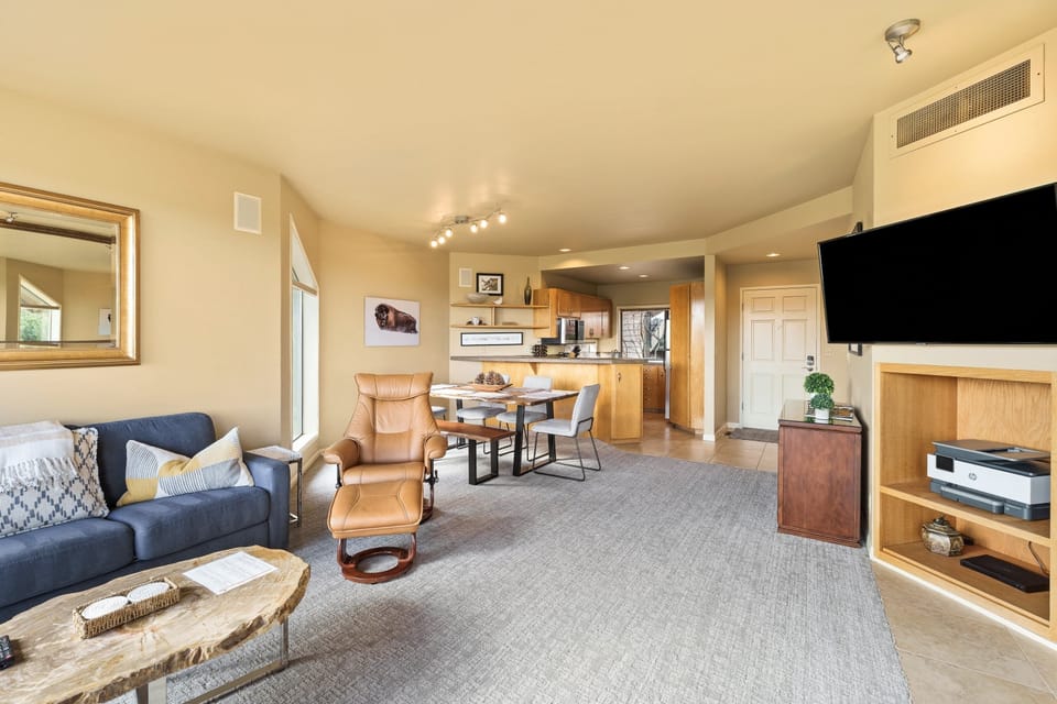 Condo, 2 Bedrooms | Living area