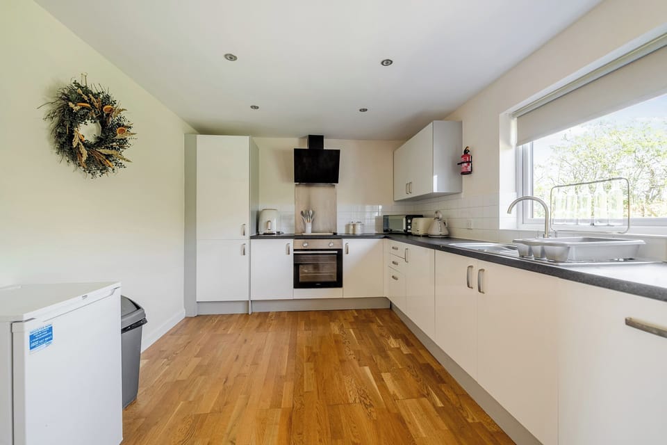 Cottage | Private kitchen | Fridge, microwave, dishwasher, cookware/dishes/utensils