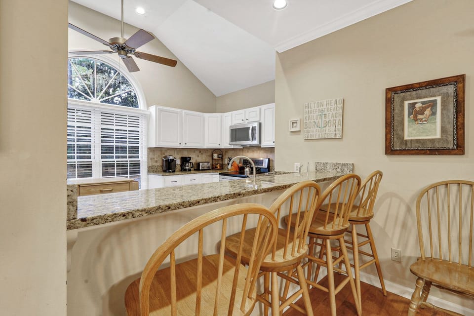 4 East Garrison | Kitchen Bar top w/ seating for 4 - 4 East Garrison | Kitchen Bar top w/ seating for 4