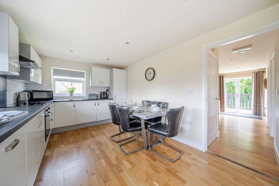 Cottage | Private kitchen | Fridge, dishwasher, cookware/dishes/utensils