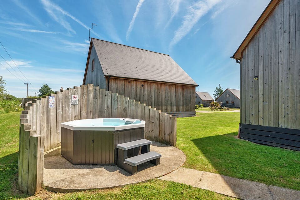 Cottage | Outdoor spa tub
