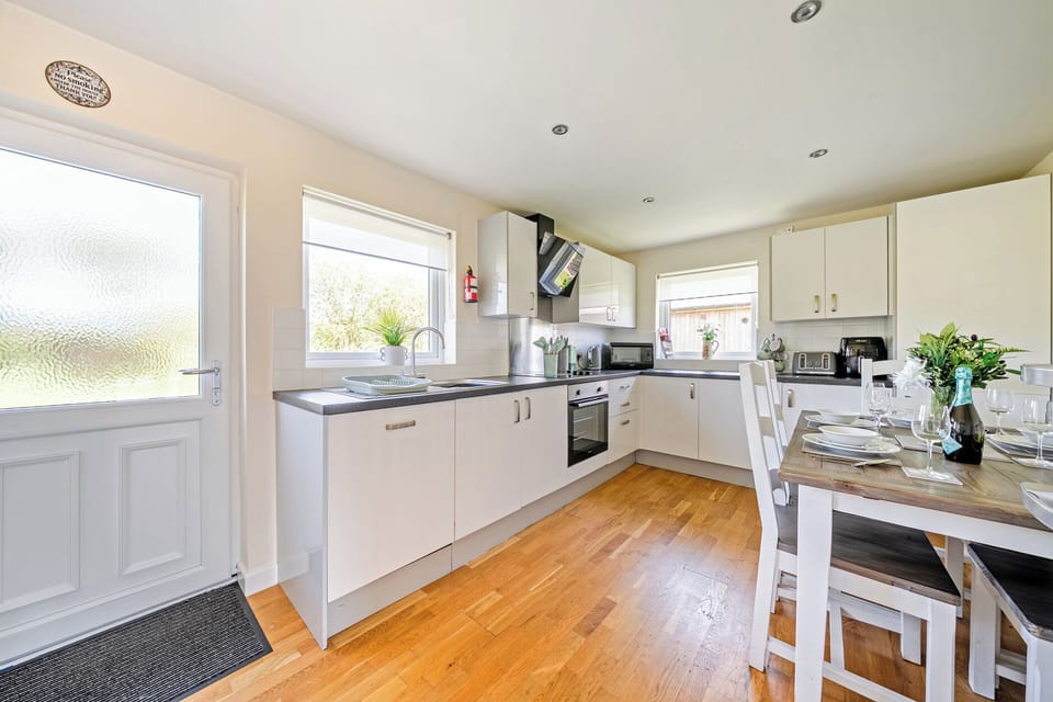 Cottage | Private kitchen | Dishwasher, cookware/dishes/utensils