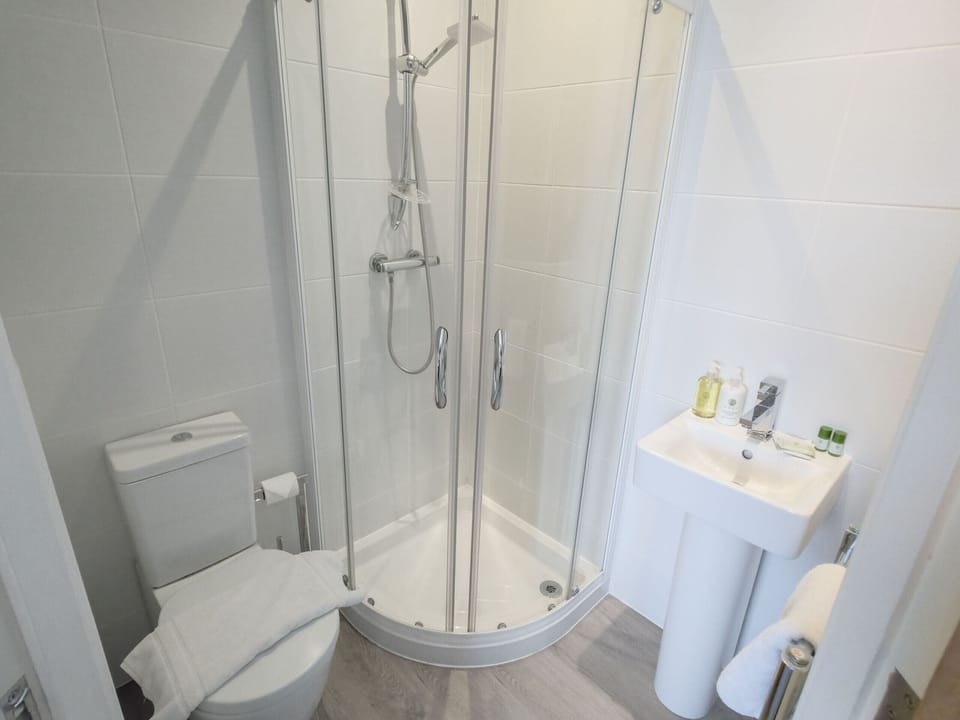Fresh ensuite bathroom great
