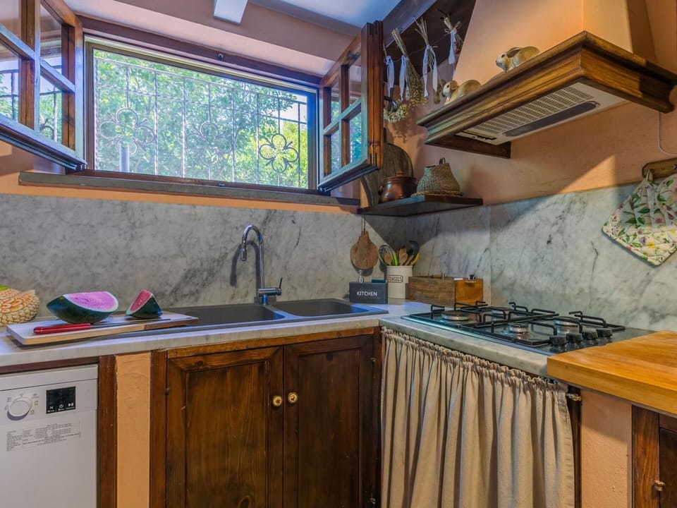 House, Garden View | Private kitchen | Fridge, microwave, stovetop, dishwasher
