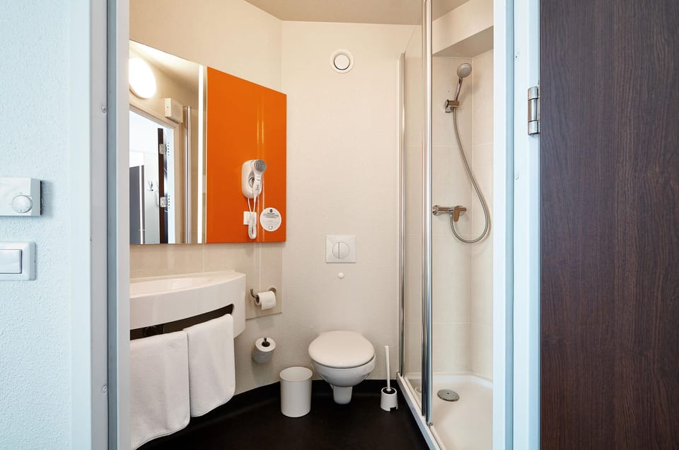 Shower, towels