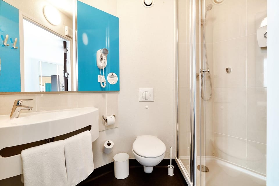 Shower, towels