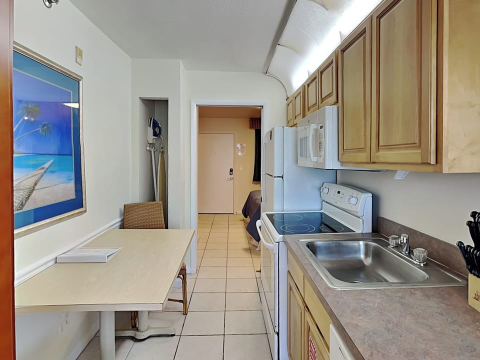 Fully Equipped Kitchen + Dining Area for 2
