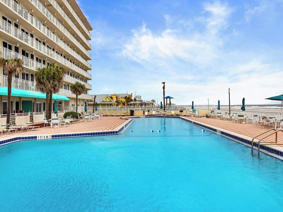 Harbour Beach Resort - Beach Front Community Pool