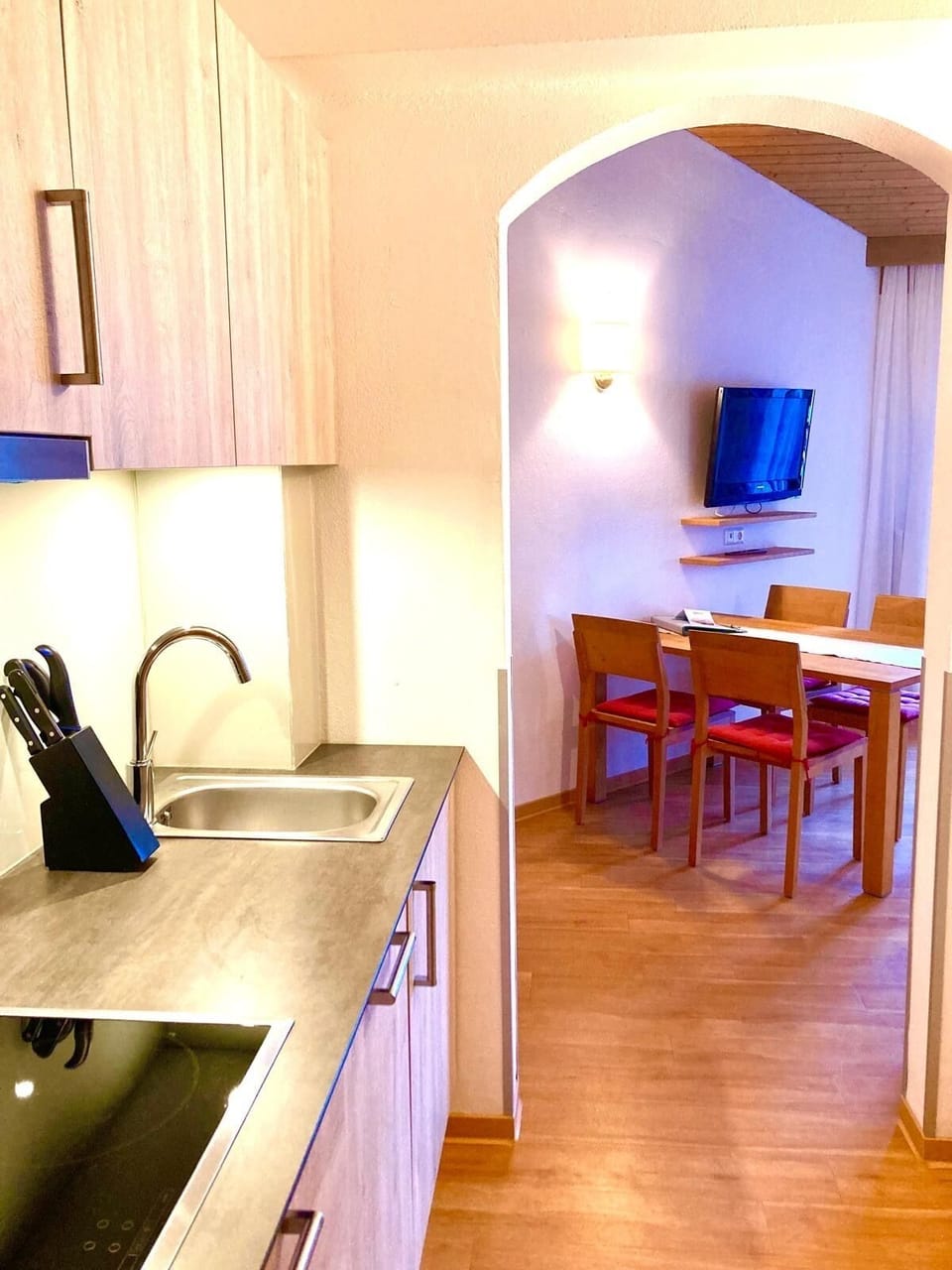Family Condo, Kitchenette, Lake View | In-room dining