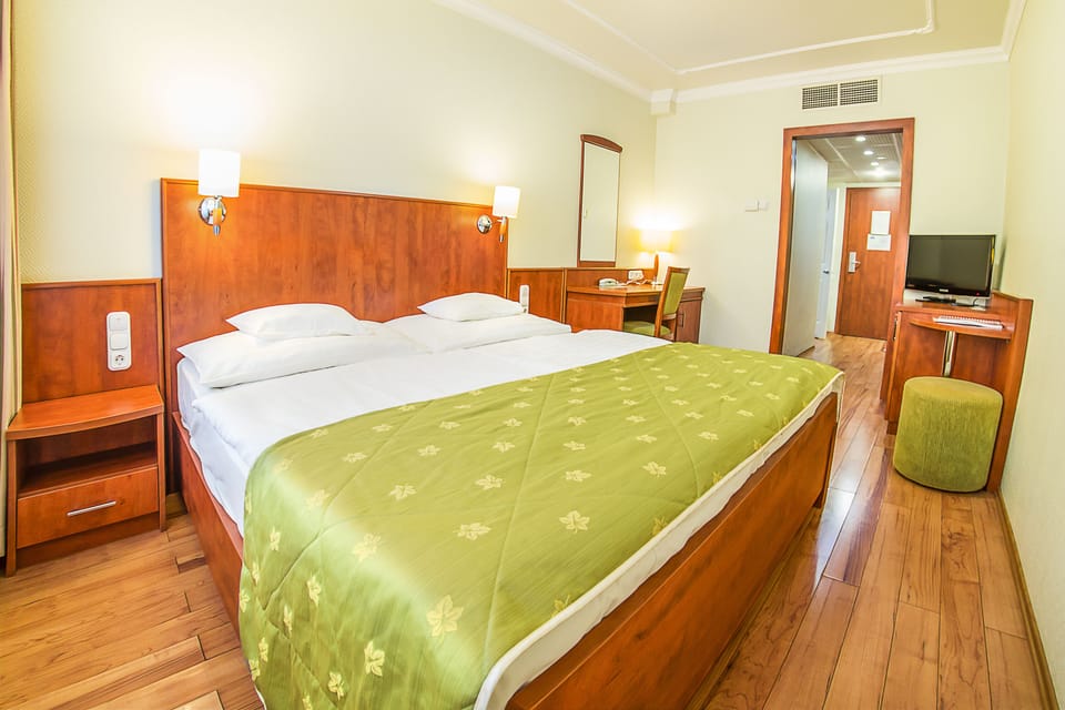 Hypo-allergenic bedding, minibar, in-room safe, free WiFi