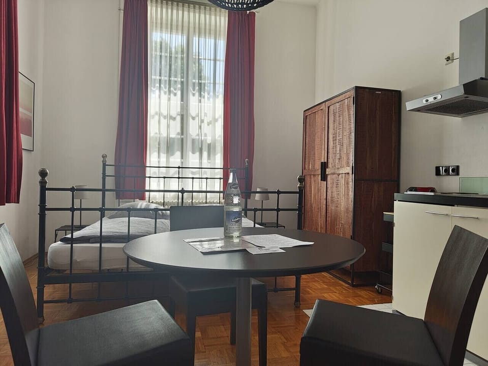 Bright studio with bed and dining area