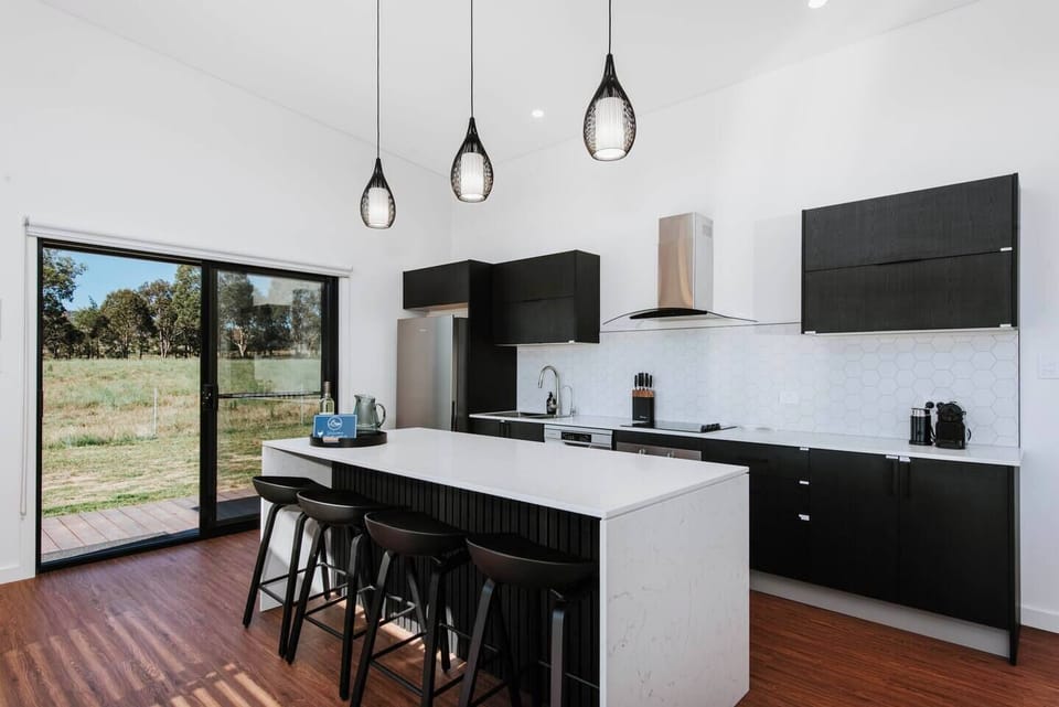 Frantoio Cottage's kitchen comes fully equipped for your holiday catering and is designed around a central island where you can enjoy casual meals in the morning.