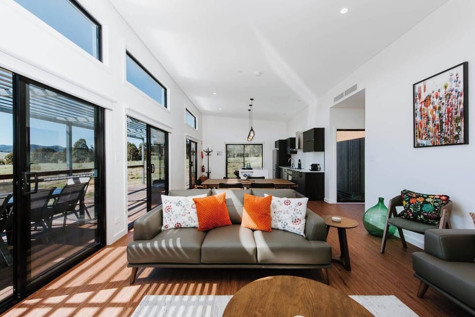 With sleek, contemporary finishes and ample natural light pouring in, Frantoio Cottage seamlessly blends comfort with sophistication.