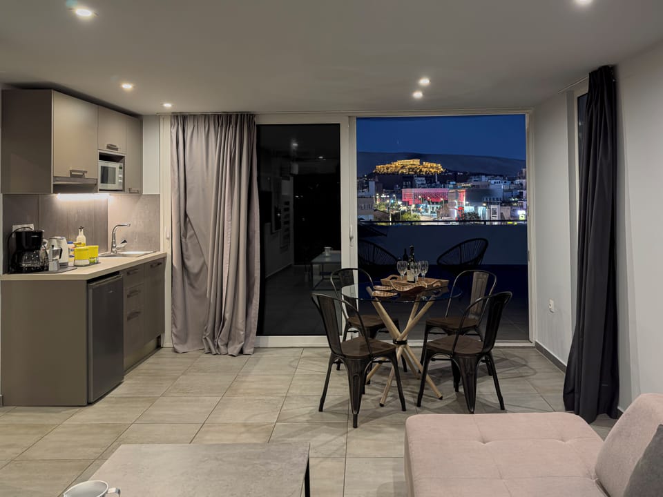 Apartment, 1 Bedroom, Balcony, City View | Dining room