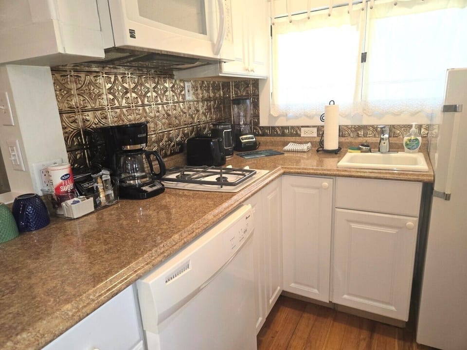 10 KITCHENETTE