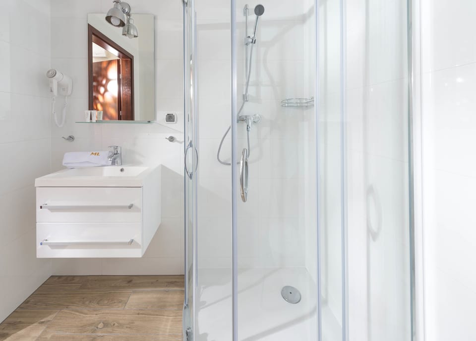 Comfort Double Room | Bathroom | Hair dryer, towels, soap, shampoo