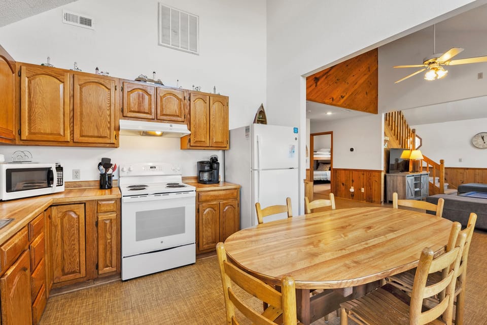 HISA14: Sunny Daze | Mid Level Dining Area - Kitchen