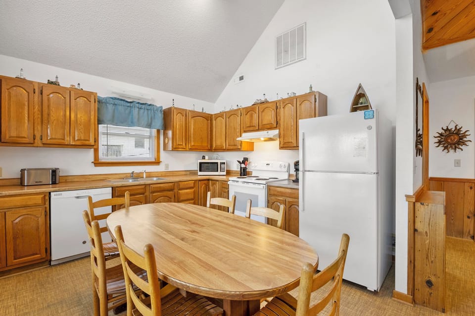 HISA14: Sunny Daze | Mid Level Dining Area - Kitchen