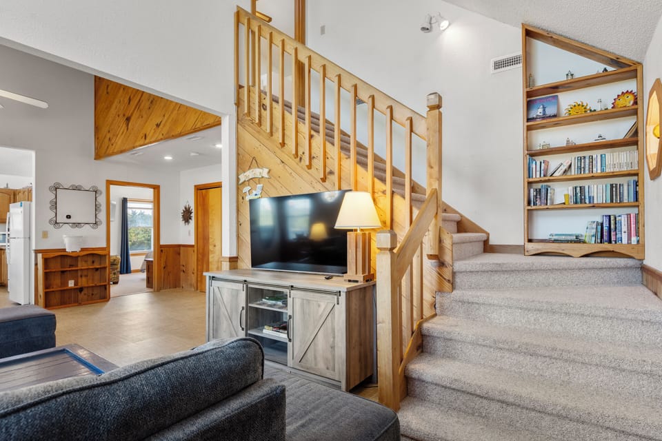 HISA14: Sunny Daze | Mid Level Living Area