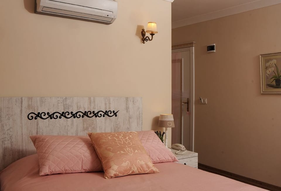Minibar, WiFi (free)