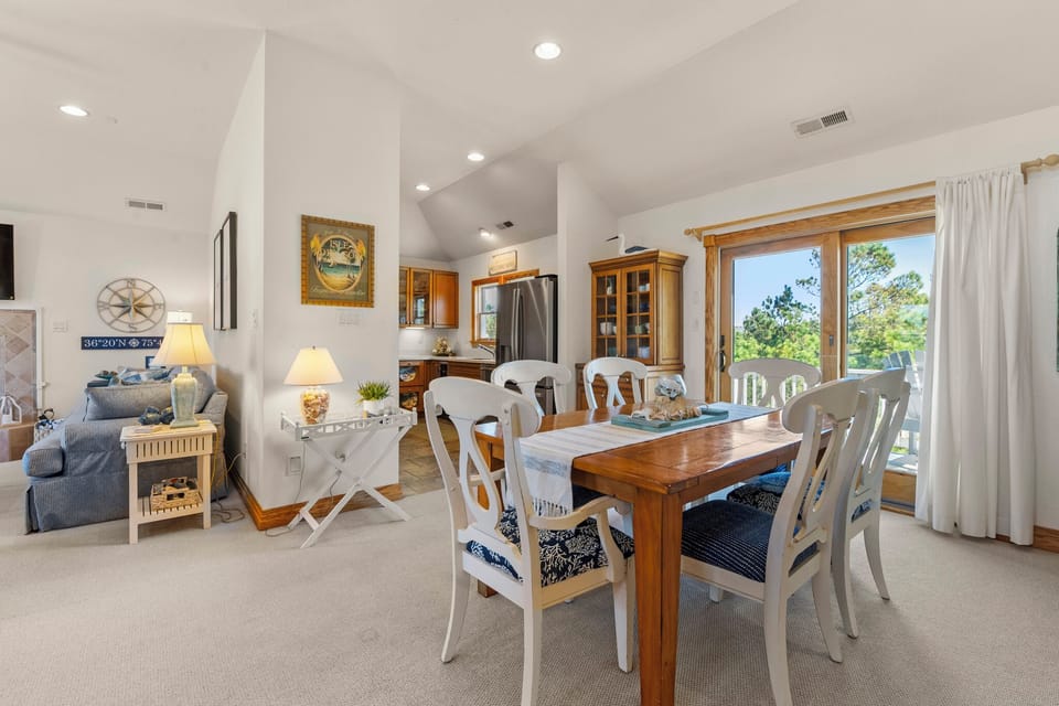 M843: Marga-Lisa | Top Level Dining Area
