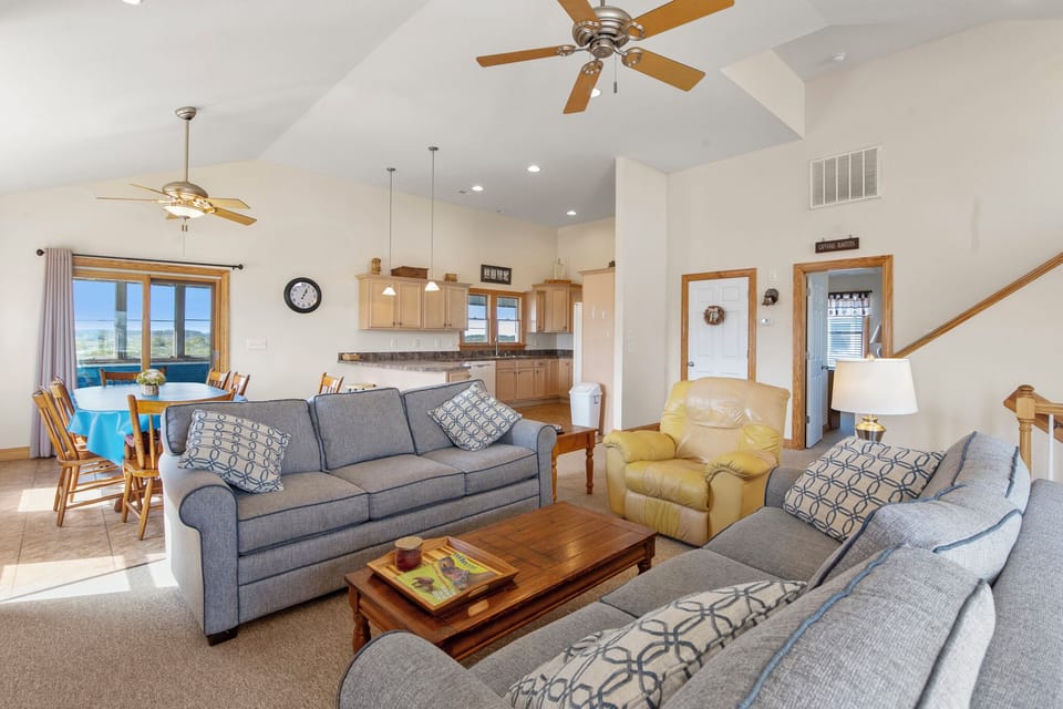 SN2591: Seaquil | Top Level Living Area