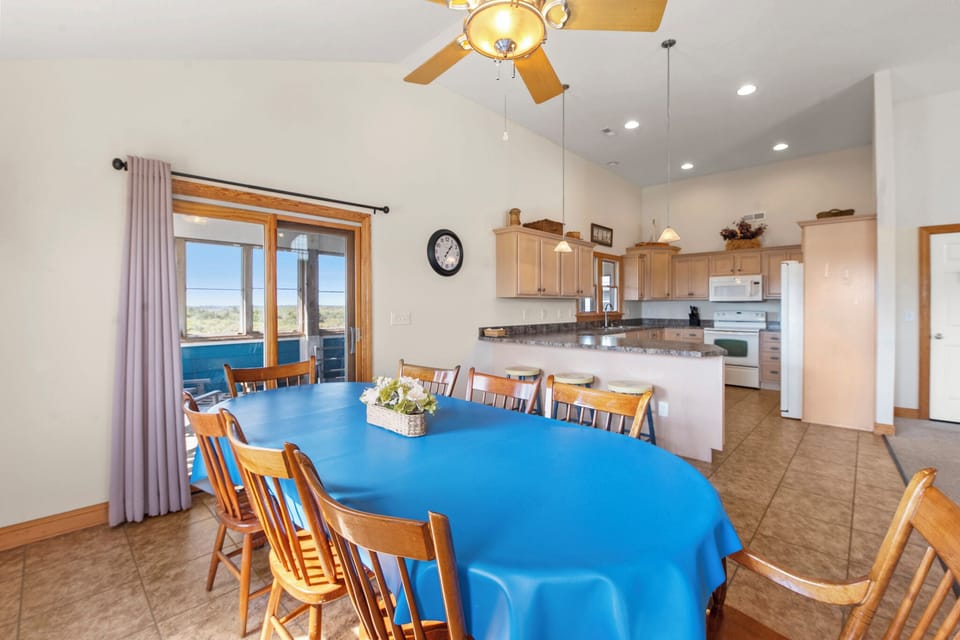 SN2591: Seaquil | Top Level Dining Area
