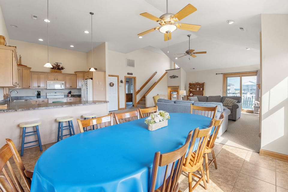 SN2591: Seaquil | Top Level Dining Area