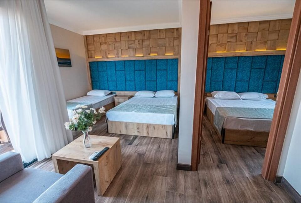 Deluxe Suite | Minibar, in-room safe, desk, bed sheets