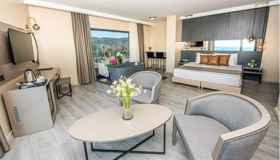 Honeymoon Suite | Minibar, in-room safe, desk, bed sheets