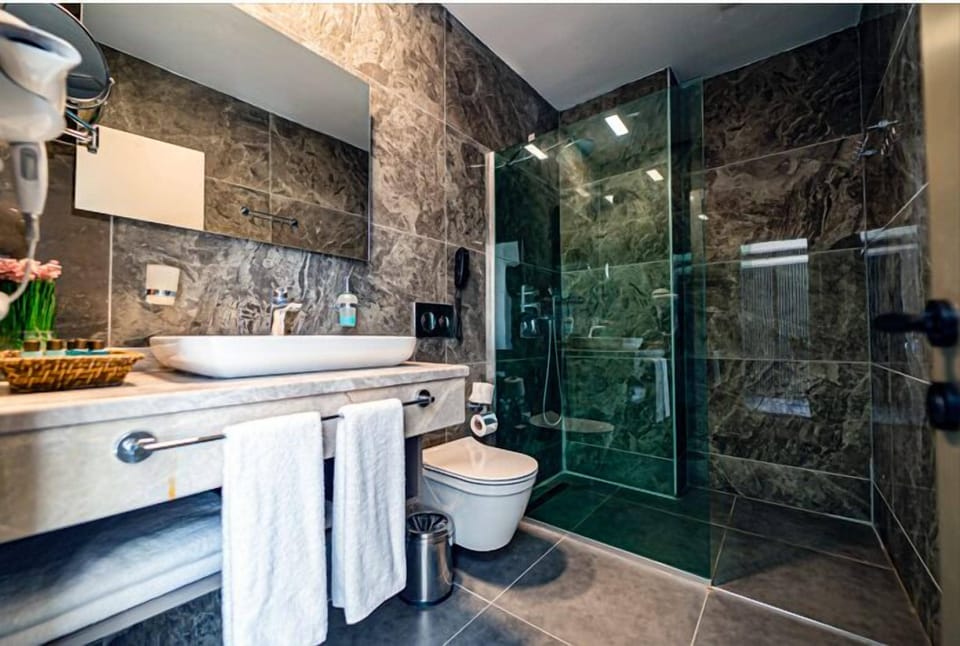 Honeymoon Suite | Bathroom | Free toiletries, hair dryer, slippers, towels