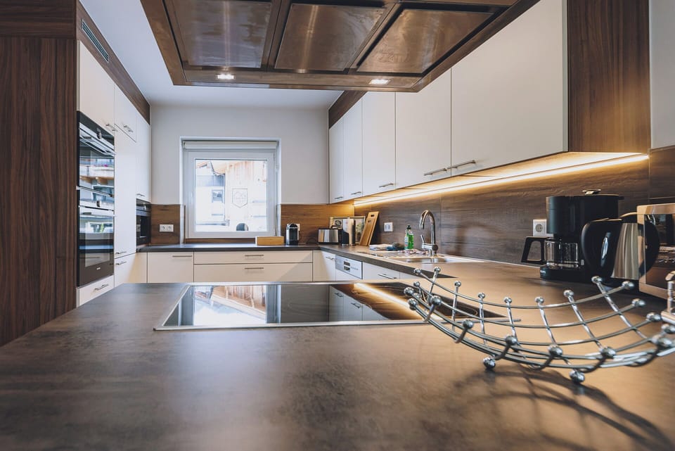 Deluxe House, Mountain View | Private kitchen | Highchair
