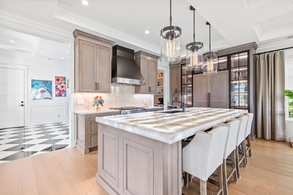 Well equipped chefs kitchen, plenty of space to gather with friends