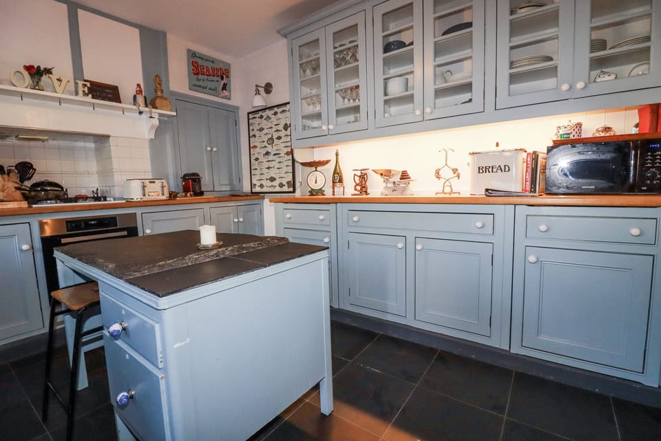 Dishwasher, cookware/dishes/utensils