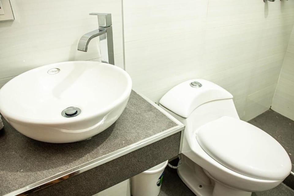 Basic Single Room | Bathroom | Towels, toilet paper