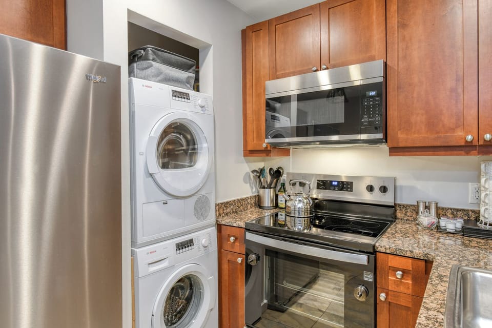 Kitchen w full size Washer & Dryer