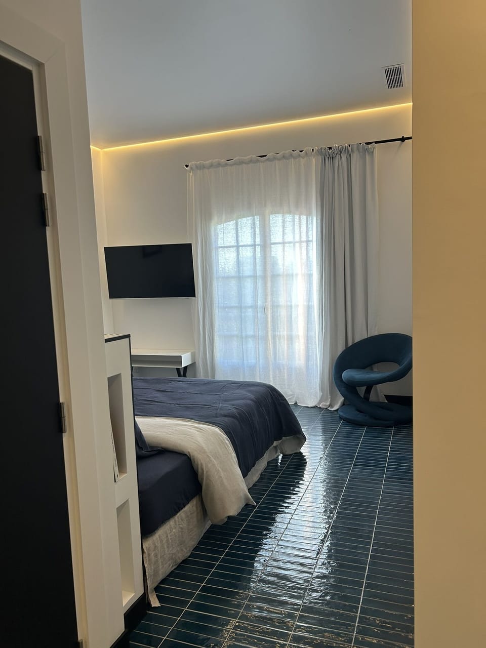 Superior Suite, Ensuite, Pool View | Minibar, in-room safe, blackout drapes, soundproofing