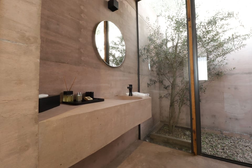 Standard Studio Suite | Bathroom | Free toiletries, towels, soap, shampoo