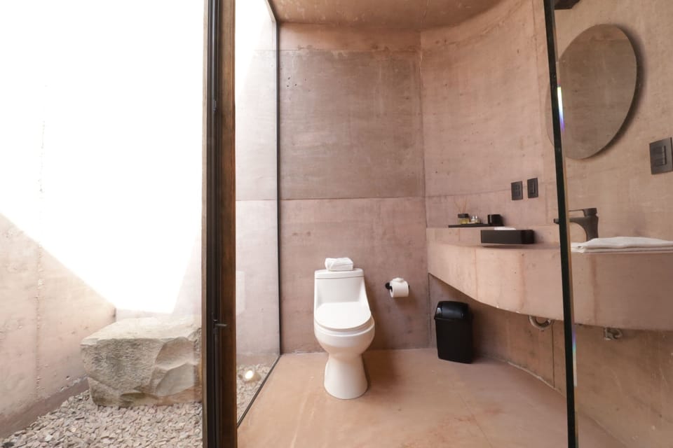 Junior Room | Bathroom | Free toiletries, towels, soap, shampoo