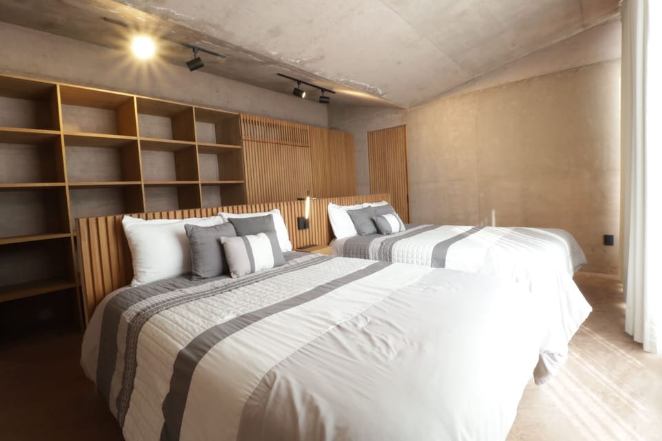 In-room safe, WiFi (free), bed sheets