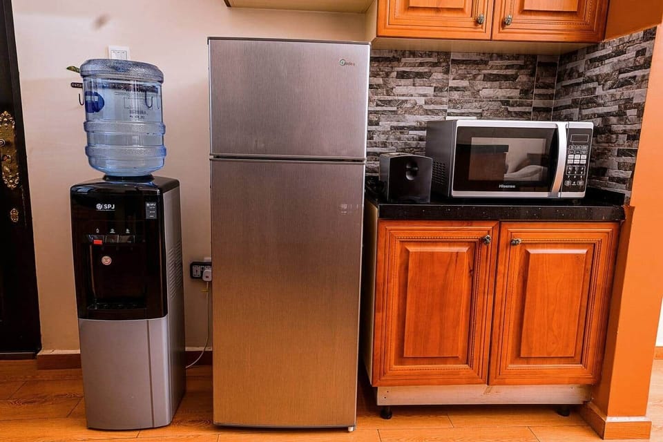 Additional kitchen amenities.