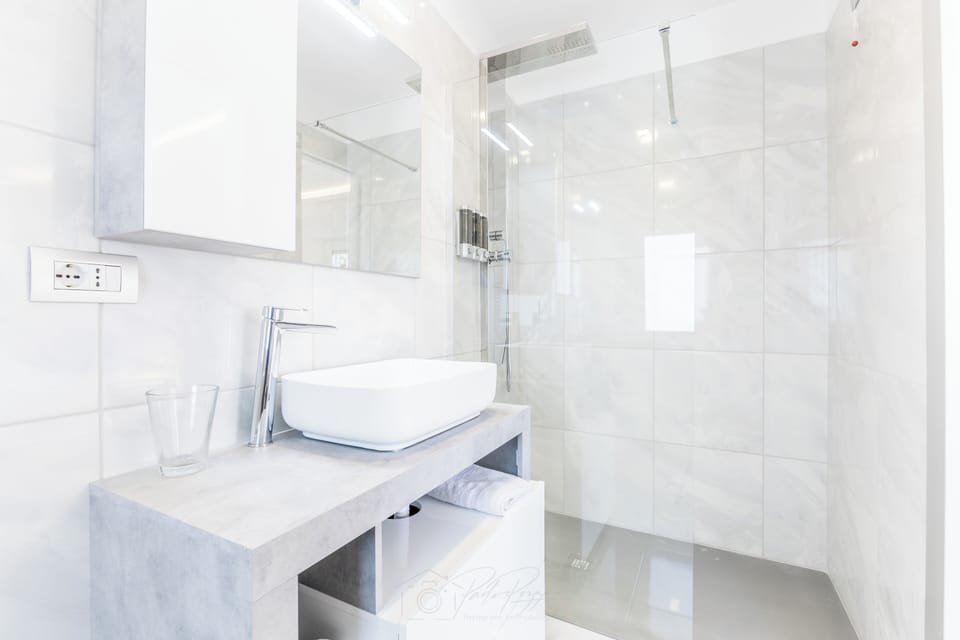 Luxury Double Room, Garden View | Bathroom | Shower, hydromassage showerhead, hair dryer, slippers