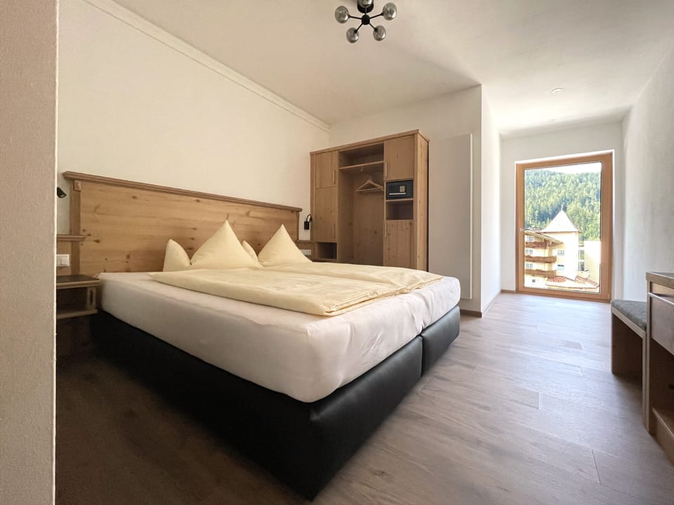 Deluxe Apartment | Hypo-allergenic bedding, in-room safe, individually decorated