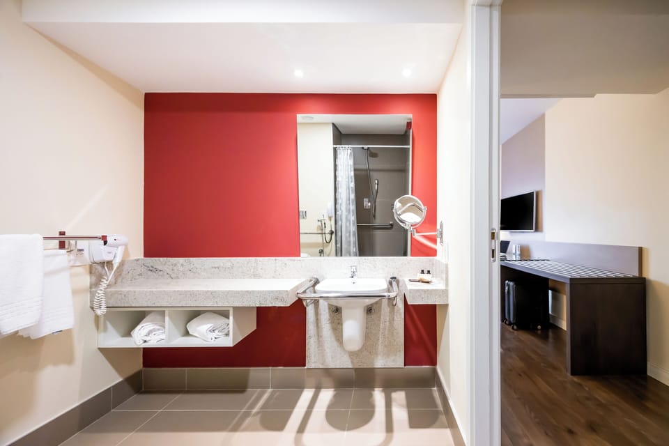 Deluxe Double Room, City View | Bathroom | Free toiletries, hair dryer, towels, soap