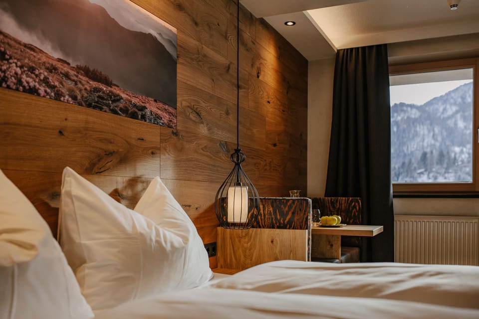 Hypo-allergenic bedding, in-room safe, desk, soundproofing