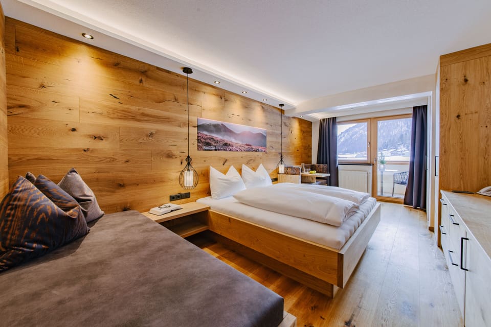 Deluxe Double Room | Hypo-allergenic bedding, in-room safe, desk, soundproofing
